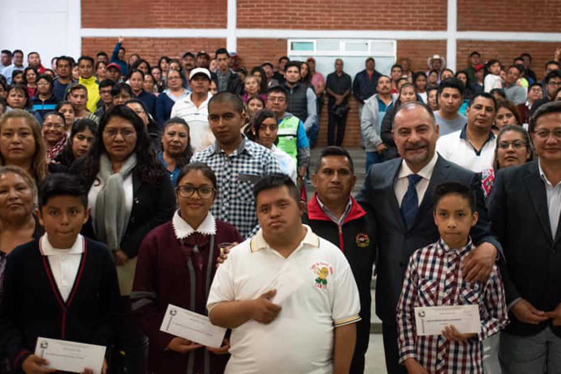 Boletín 128.-Miguel Gutiérrez entrega 177 becas a trabajadores del Gobierno de Chalco