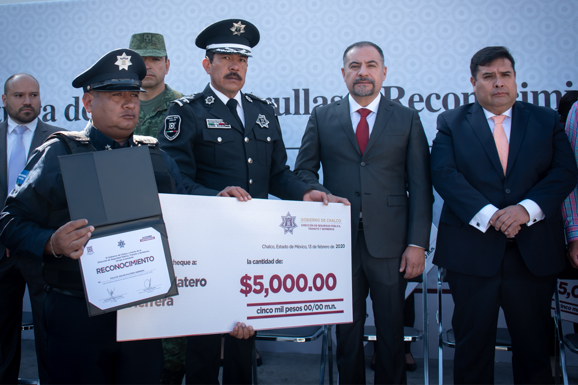Boletín 146.- Miguel Gutiérrez entrega reconocimientos, Aula de Formación y 14 unidades a la Policía Municipal de Chalco