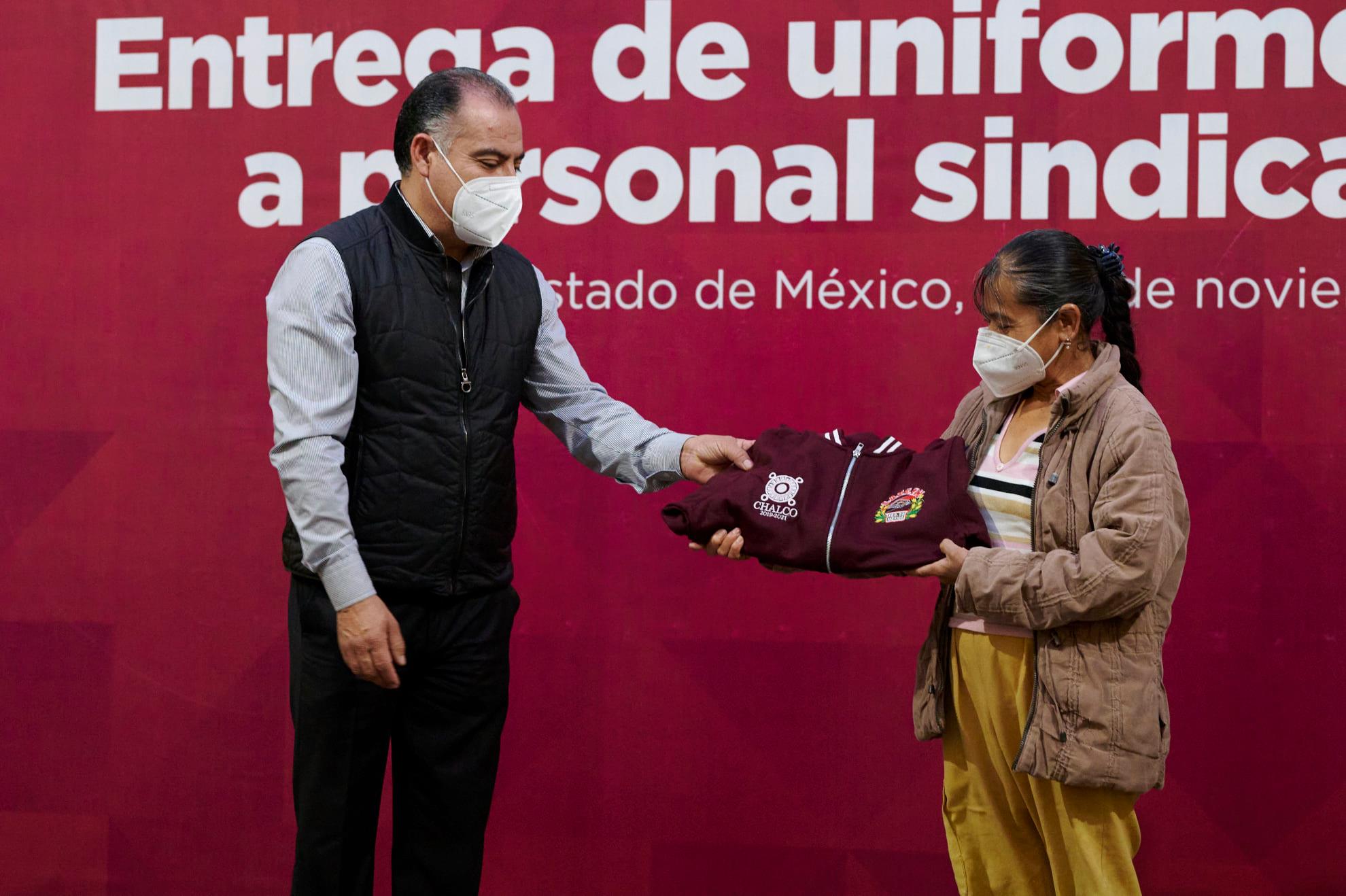 Boletín 196.-Miguel Gutiérrez entrega apoyos para el personal sindicalizado del Gobierno de Chalco