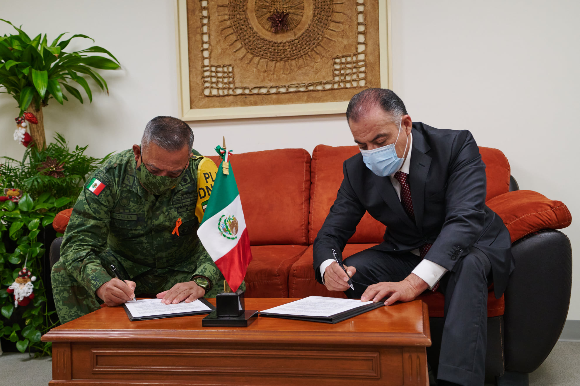 Boletín 202.- Miguel Gutiérrez firma convenio con SEDENA para una base de la Guardia Nacional