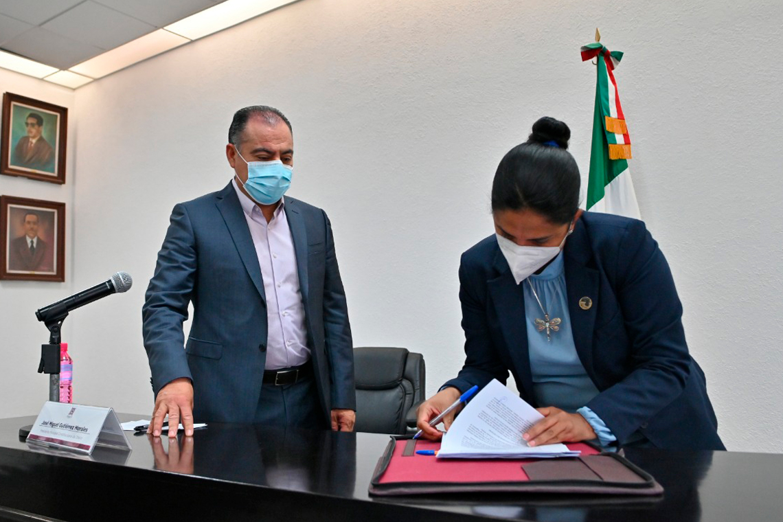 Boletín 215.-Miguel Gutiérrez firma convenio con el Colegio de Mujeres Profesionales para brindar capacitaciones gratuitas