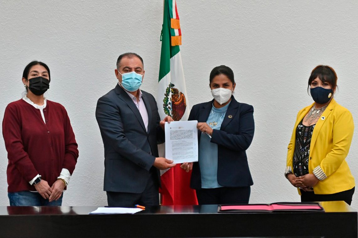 Boletín 215.-Miguel Gutiérrez firma convenio con el Colegio de Mujeres Profesionales para brindar capacitaciones gratuitas