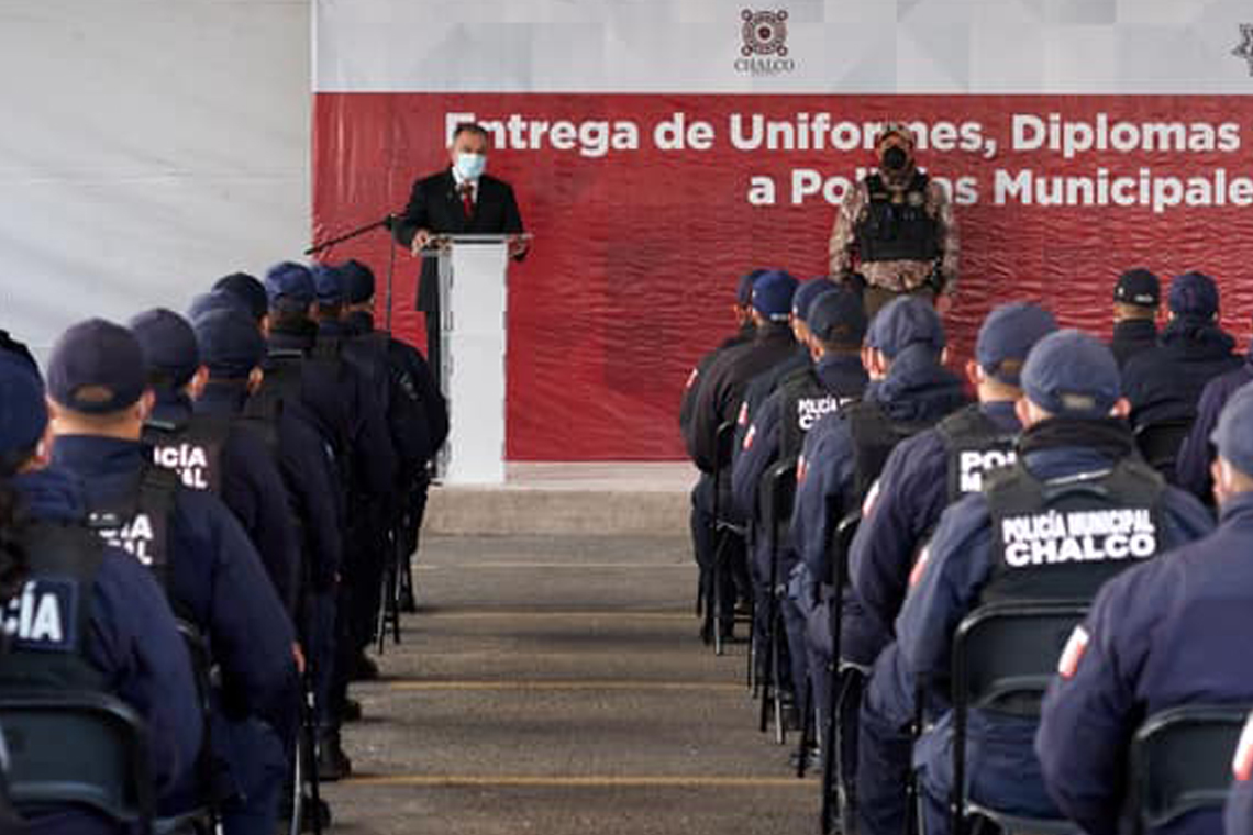 Boletín 221.- Miguel Gutiérrez entrega uniformes, diplomas y certificados a la Policía Municipal