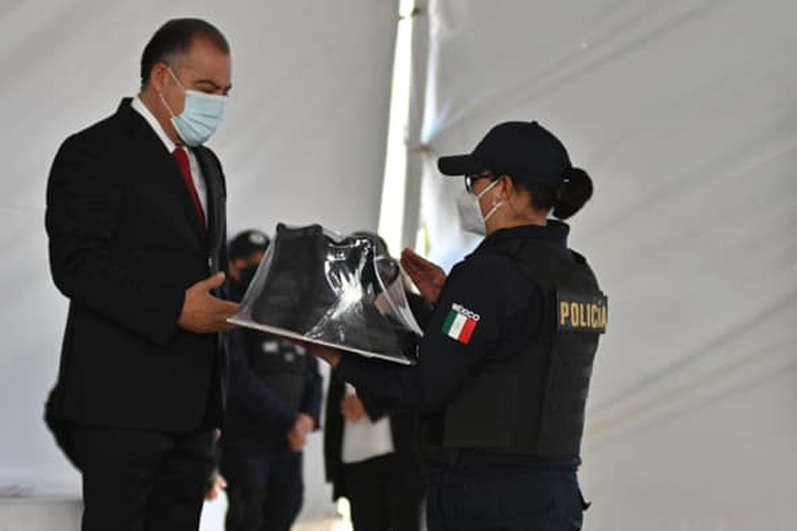 Boletín 221.- Miguel Gutiérrez entrega uniformes, diplomas y certificados a la Policía Municipal