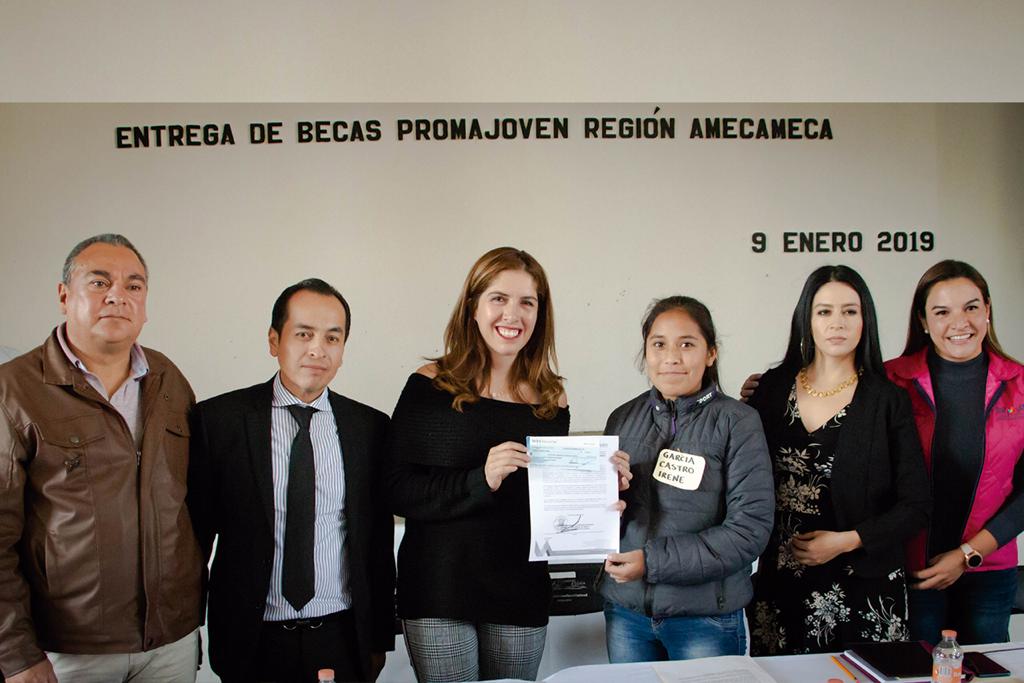 Boletín 008.-Consejo Municipal de la Mujer entrega becas del programa Promajoven 2018