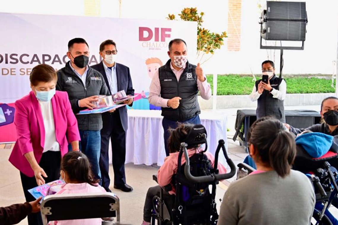 Boletín 093.- Miguel Gutiérrez y SMDIF entregan juguetes para menores con discapacidad